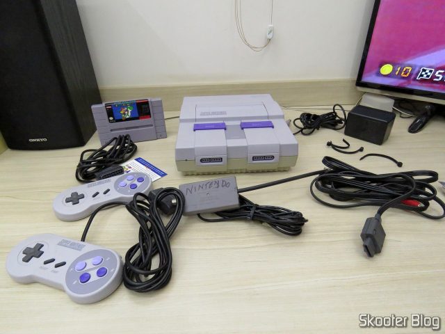 Super Nintendo e seus acessórios, após desembalados.