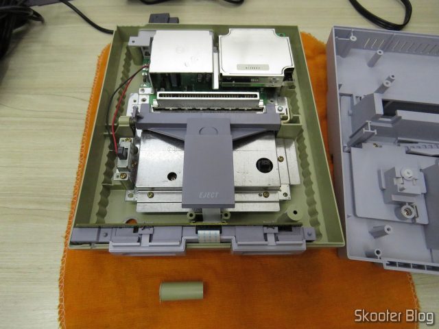 Super Nintendo Original NTSC PCB SHVC-CPU-01 CPU/PPU1/PPU2 1/1/1, por dentro, com um dos postes quebrados.
