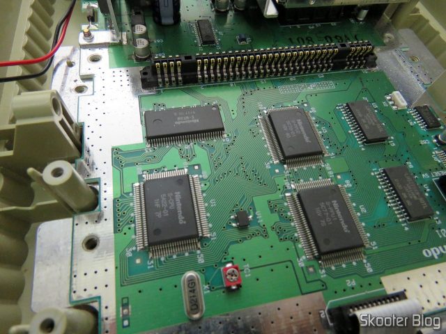 Super Nintendo Original NTSC PCB SHVC-CPU-01 CPU/PPU1/PPU2 1/1/1 por dentro: os chips principais.