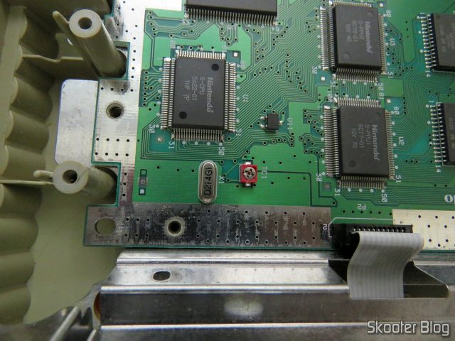 Super Nintendo Original NTSC PCB SHVC-CPU-01 CPU/PPU1/PPU2 1/1/1 por dentro: cristal oscilador e capacitor variável.