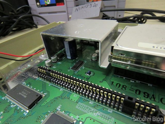 Super Nintendo Original NTSC PCB SHVC-CPU-01 CPU/PPU1/PPU2 1/1/1 por dentro: capacitor grande presente.
