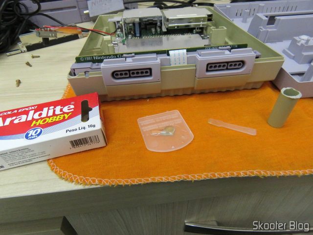 Cola Epoxi Araldite para reparo do poste quebrado no Super Nintendo.