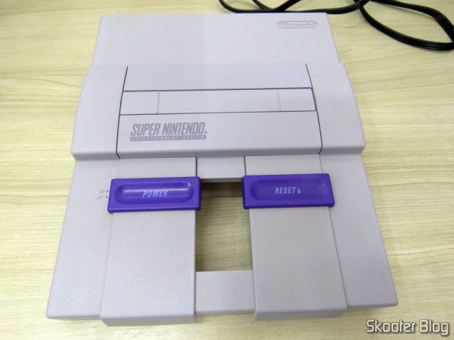 Parte de cima do Super Nintendo, após a limpeza.