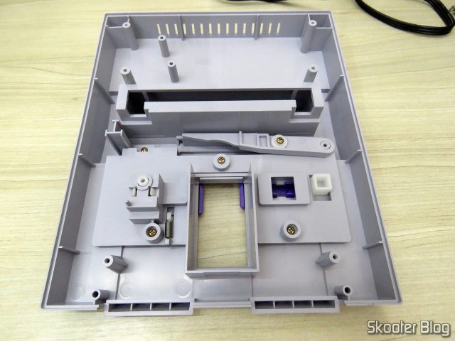 Parte de cima do Super Nintendo, após a limpeza.