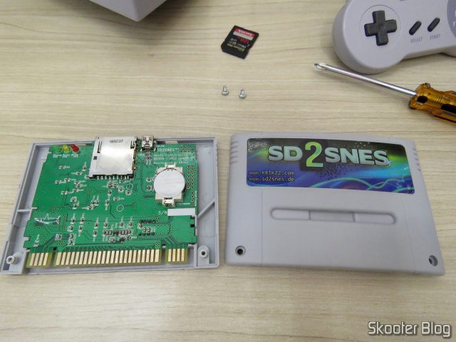 Abrindo o SD2SNES para a troca de bateria.
