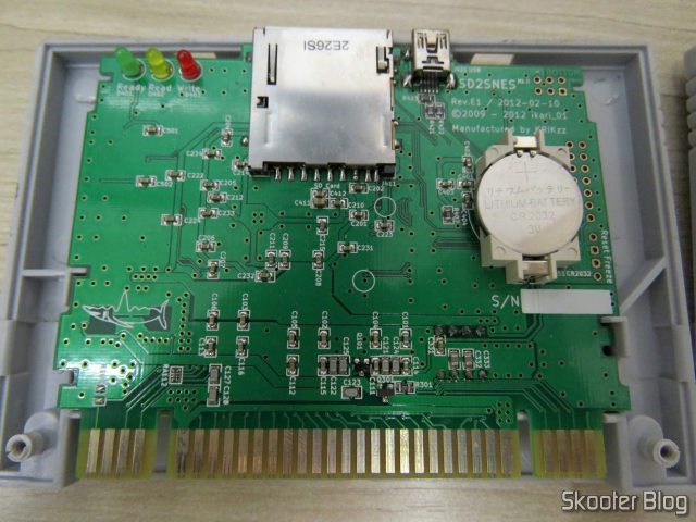 A placa do SD2SNES, Rev. E1, ainda com a bateria sem carga.