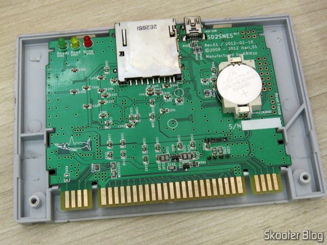 A placa do SD2SNES, Rev. E1, já com a bateria trocada.