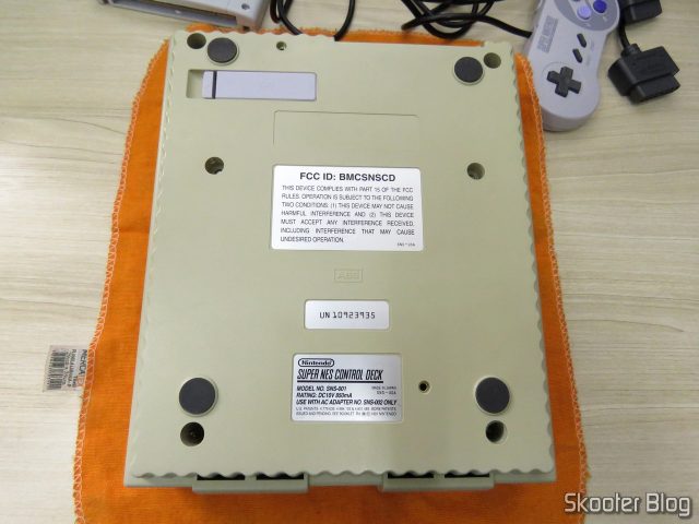 Parte de baixo do Super Nintendo, após a limpeza.