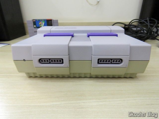 Frente do Super Nintendo, após a limpeza.