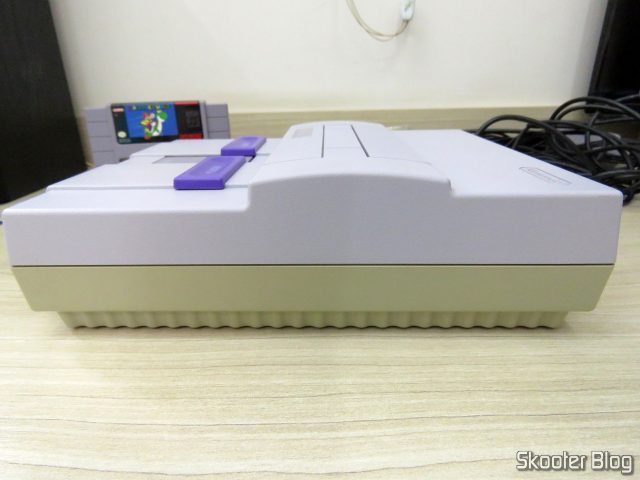 Lateral do Super Nintendo, após a limpeza.