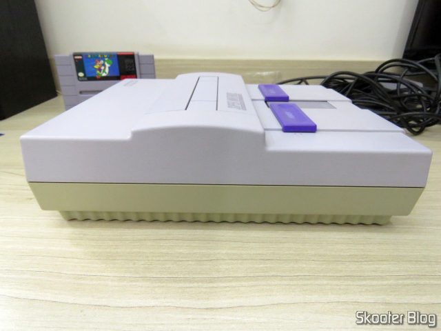 Lateral do Super Nintendo, após a limpeza.