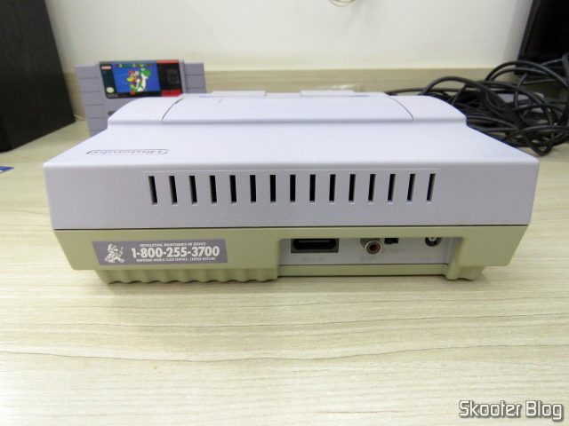 Traseira do Super Nintendo, após a limpeza.