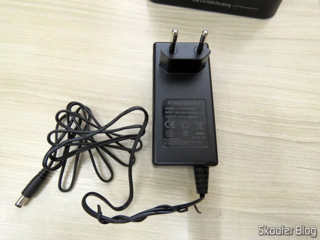 Fonte de Alimentação do Wavlink USB 3.0 Dual Bay Docking Station para HDDs e SSDs de 2.5" e 3.5".