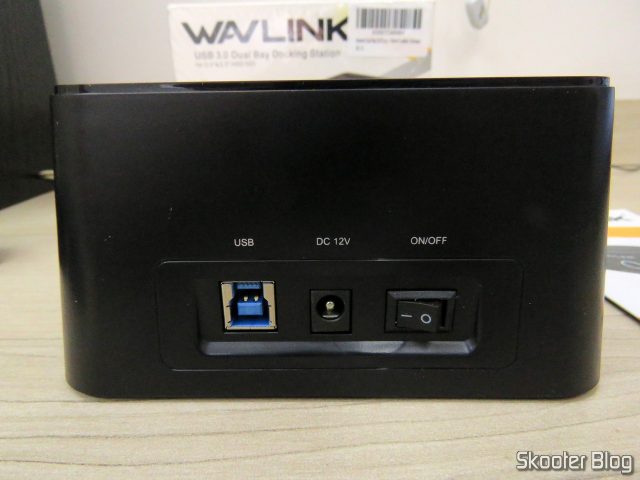 Parte traseira do Wavlink USB 3.0 Dual Bay Docking Station para HDDs e SSDs de 2.5" e 3.5".