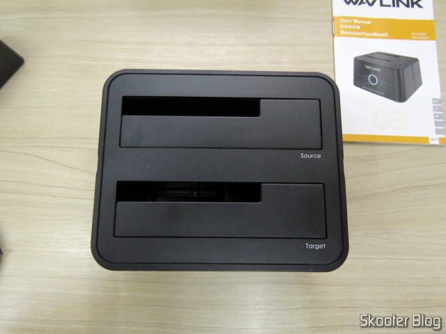 Parte superior do Wavlink USB 3.0 Dual Bay Docking Station para HDDs e SSDs de 2.5" e 3.5".