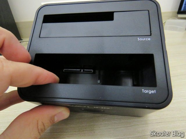 Parte superior do Wavlink USB 3.0 Dual Bay Docking Station para HDDs e SSDs de 2.5" e 3.5".
