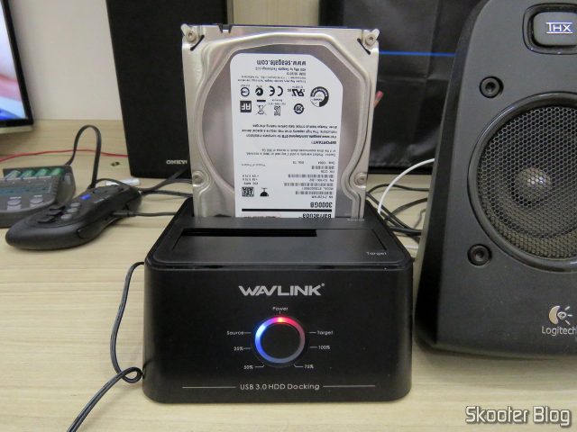 Wavlink USB 3.0 Dual Bay Docking Station com HDD de 3.5", em funcionamento.