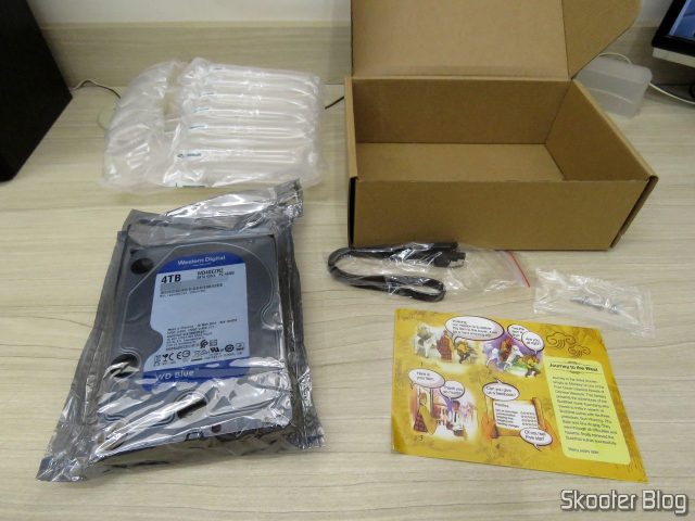 HDD Western Digital Blue 4TB WD40EZRZ, com embalagem e extras.