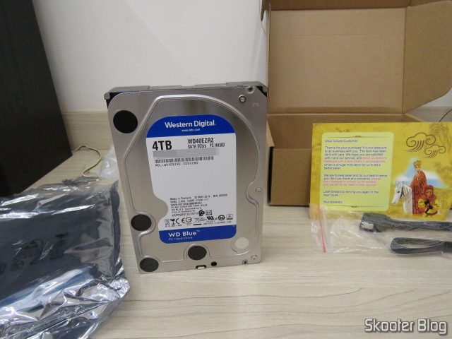 HDD Western Digital Blue 4TB WD40EZRZ, com embalagem e extras.