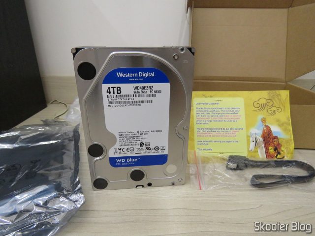 HDD Western Digital Blue 4TB WD40EZRZ, com embalagem e extras.