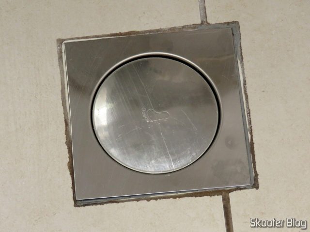 Ralo Inteligente Click Banheiro 15x15 cm Inox c/ Veda Cheiro.Ralo Inteligente Click Banheiro 15x15 cm Inox c/ Veda Cheiro, instalado.