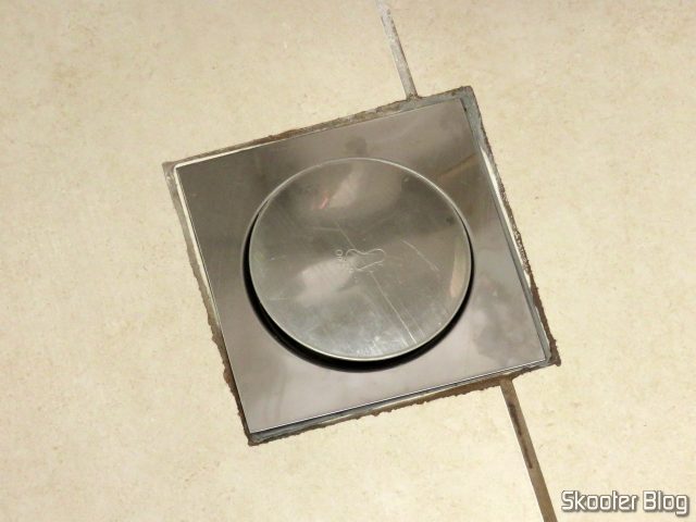 Ralo Inteligente Click Banheiro 15x15 cm Inox c/ Veda Cheiro.Ralo Inteligente Click Banheiro 15x15 cm Inox c/ Veda Cheiro, instalado, aberto.