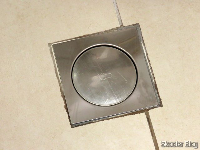 Ralo Inteligente Click Banheiro 15x15 cm Inox c/ Veda Cheiro.Ralo Inteligente Click Banheiro 15x15 cm Inox c/ Veda Cheiro, instalado, fechado.