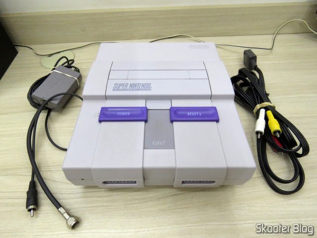 O console e os cabos A/V e R.F., da maneira que chegaram.