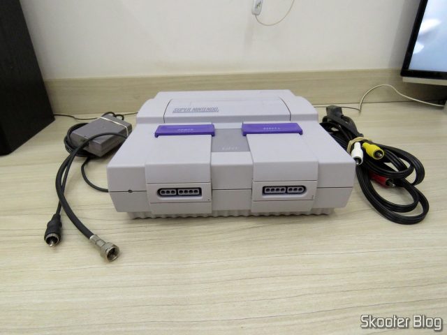 O console e os cabos A/V e R.F., da maneira que chegaram.
