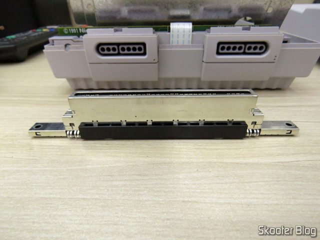 Slot removível do Super Nintendo.