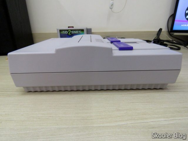 Lateral do Super Nintendo, após a limpeza.