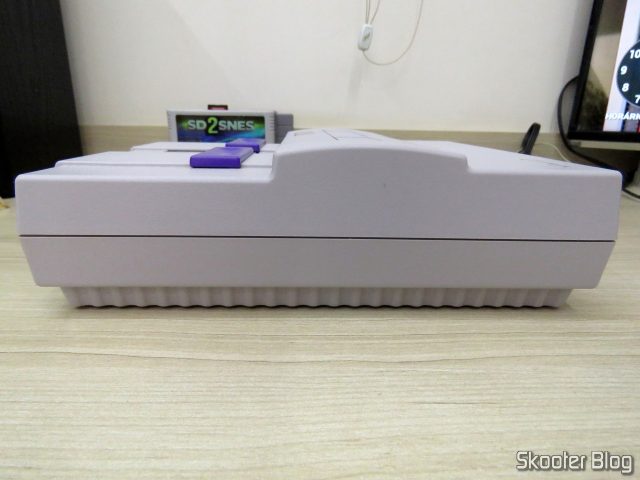 Lateral do Super Nintendo, após a limpeza.