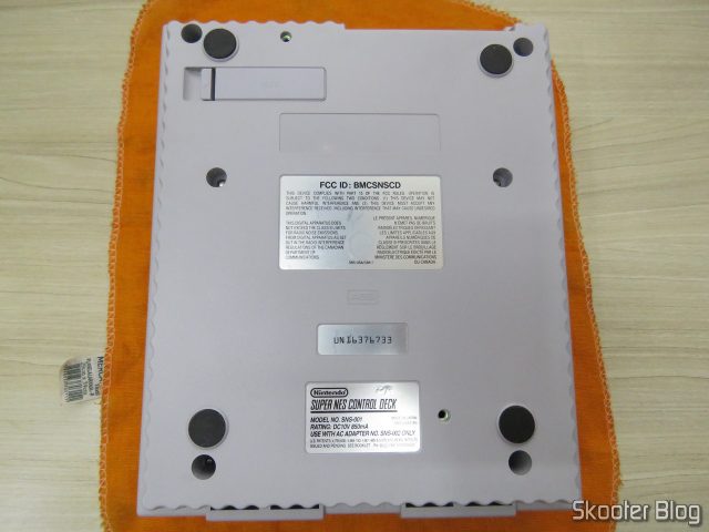 Parte de baixo do Super Nintendo, após a limpeza.