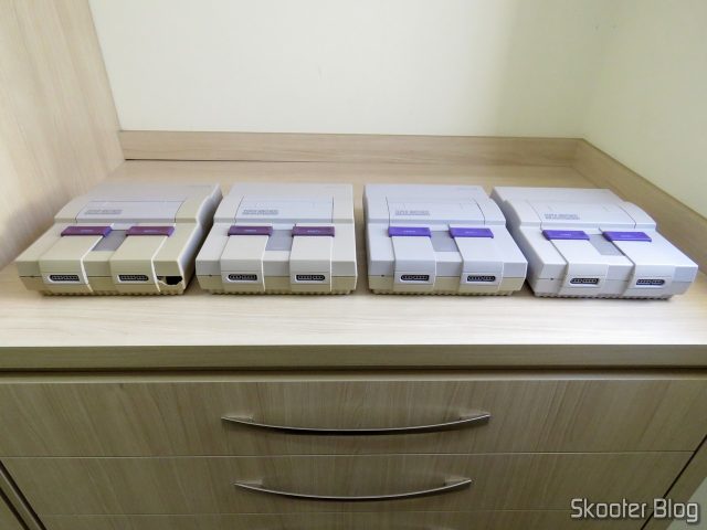 Meu Super Nintendo de infância que foi destruído pelo Correios, o Super Nintendo 2/1/3 que eu adquiri anteriormente, o Super Nintendo 1/1/1 que também adquiri anteriormente, e o novo Super Nintendo.