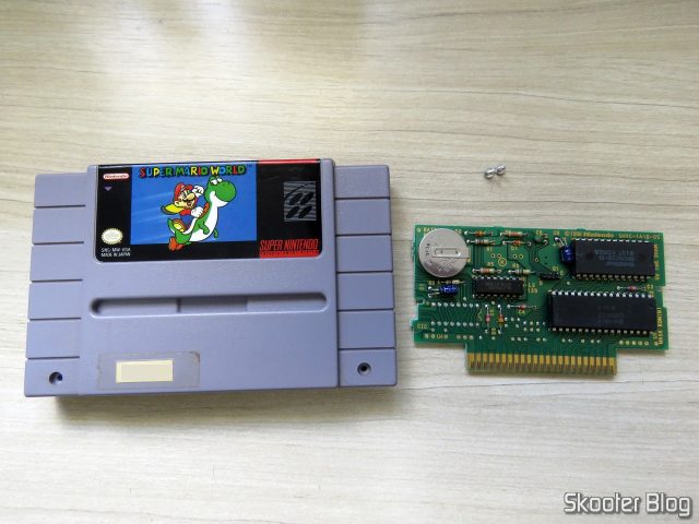 Cartucho Super Mario World e sua placa, com o CIC faltando.