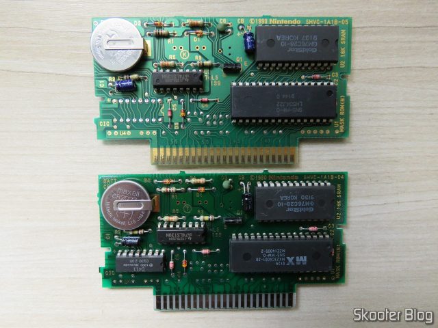 As duas placas dos cartuchos Super Mario World: sem CIC e com CIC.