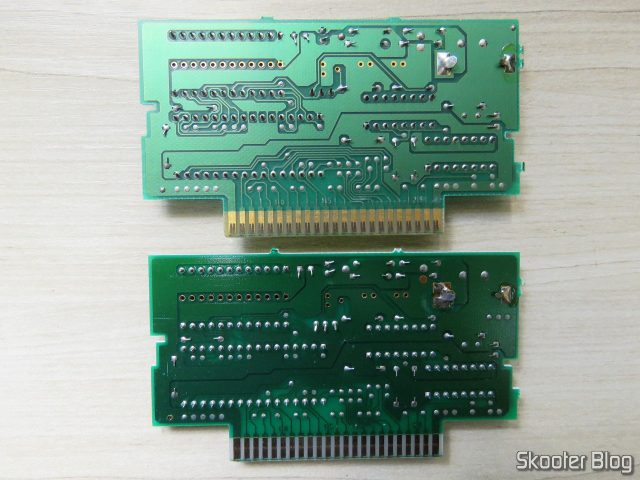 As duas placas dos cartuchos Super Mario World: sem CIC e com CIC.