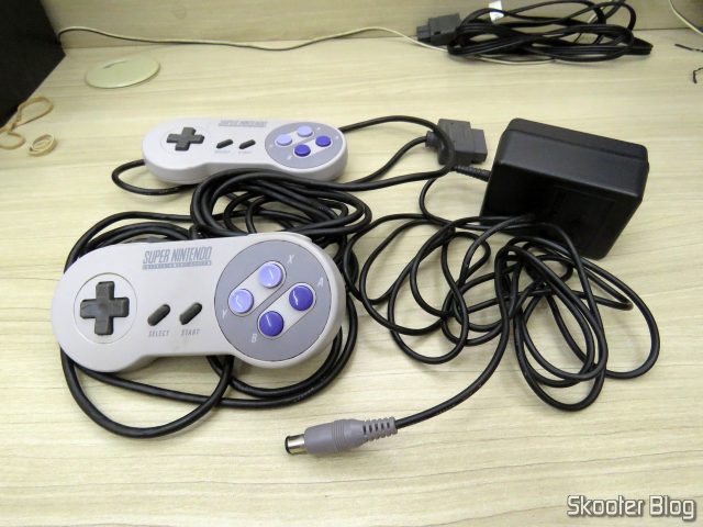 Os dois controladores e a fonte do Super Nintendo.