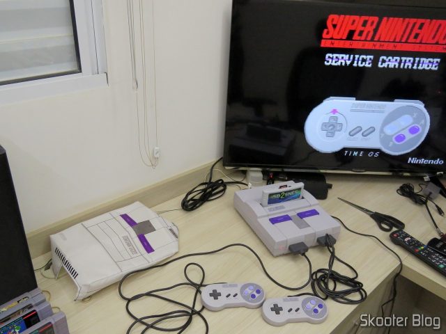 Os dois controladores e a fonte do Super Nintendo, sendo testados.