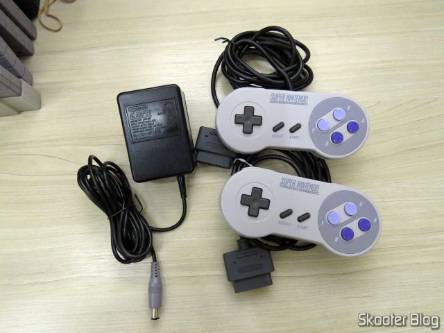 A fonte e os dois controladores do Super Nintendo, após a limpeza.