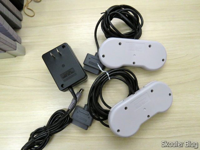 A fonte e os dois controladores do Super Nintendo, após a limpeza.