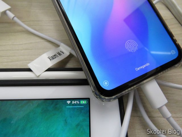 iPad e Xiaomi Mi 9, sendo carregadores simultaneamente pelo Fosmon 2 Port USB Charger C-10735US.
