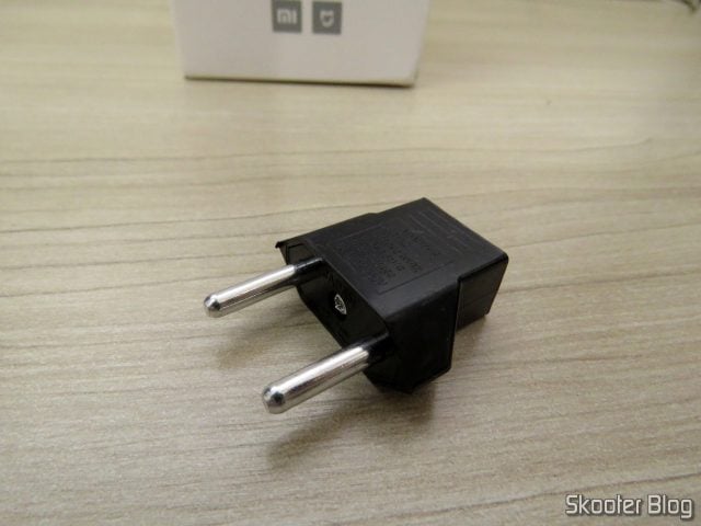 Adaptador para o padrão brasileiro, que o vendedor enviou junto com a Xiaomi Mi Home Security Camera 360º.