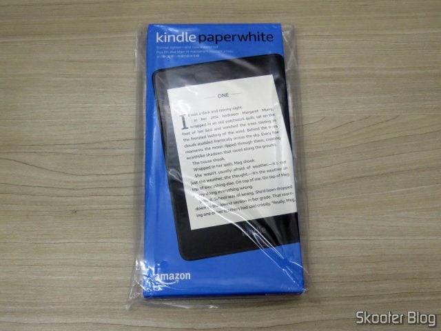 Kindle Paperwhite Amazon Tela 6" 8GB WiFi, em sua embalagem.