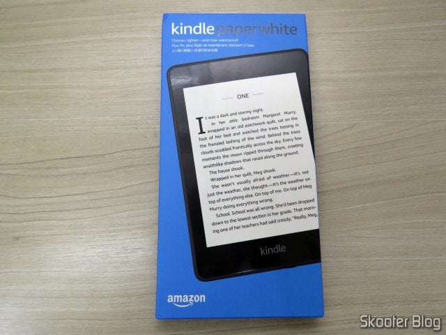 Kindle Paperwhite Amazon Tela 6" 8GB WiFi, em sua embalagem.