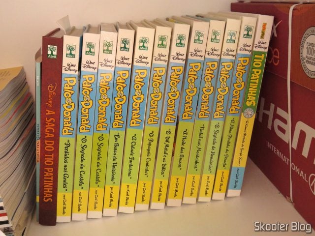 "A Coroa Perdida De Gengis Khan - Tio Patinhas Por Carl Barks", junto dos demais volumes da coleção.