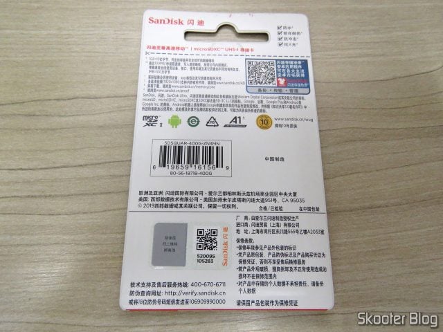 Cartão microSDXC Sandisk Ultra 400GB, em sua embalagem, e adaptador de microSD para SD.