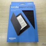 Capa de tecido resistente à água para Kindle Paperwhite (10ª Geração), em sua embalagem.