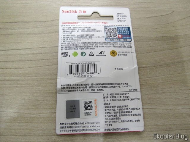 Cartão microSDXC Sandisk Ultra 64GB, em sua embalagem.