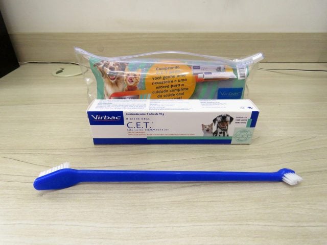 Pasta Dental Enzimática C.E.T Virbac para cães e gatos - 70g, acompanhada da escova e da necessaire.
